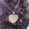 Collana in Acciaio con Ciondolo a Forma di Cuore in Quarzo Rosa