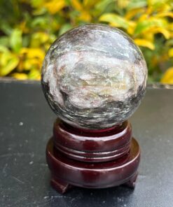 Sfera Tormalina Verde con Rubinite e mica gr 428 dm 6,4 - immagine 3