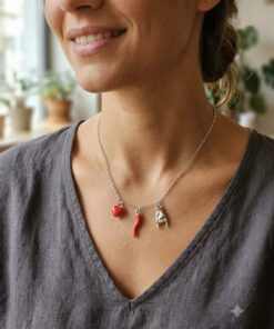 Collana in acciaio con corno rosso, cuore rosso e simbolo delle corna
